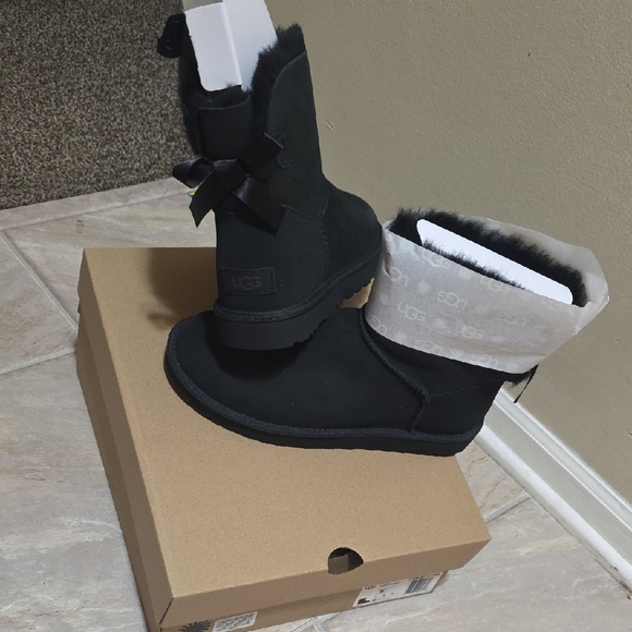 NWB UGG WOMEN'S MINI BAILEY BOW II - Picture 2 of 6